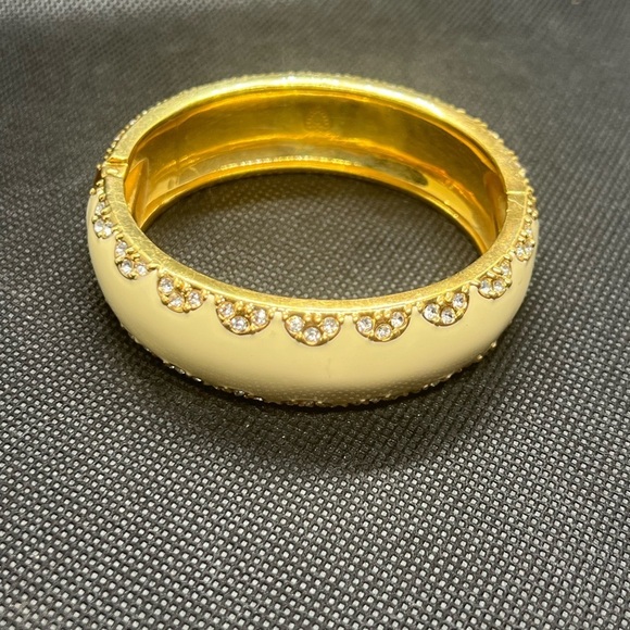 STELLA & DOT SLOAN Cream Rhinestone Enamel Hinged Bangle Bracelet Chunky GoldTon - Picture 11 of 13